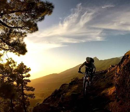 konstructive-revolutionsports: Epic sunset downhill ride on La Palma, Canary Island. Einzigartige Ab