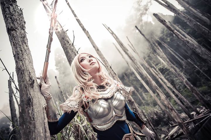 league-of-legends-sexy-girls:  Lux Cosplay 