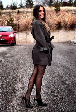 tightsobsession:  Cutie.  Jolie jeune femme !
