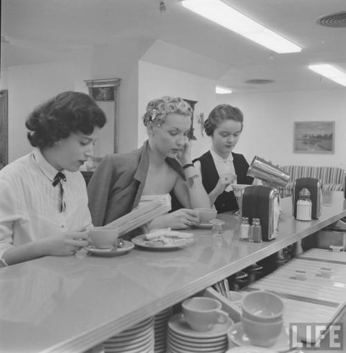 Lunch at the Pamper House snack bar(Nina Leen. 1952)