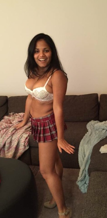 chakumaster:  sexyindiangirlz:Part 2 of my ex gf…slutty swati is here again..make this girl famous..ask me if u wanna more abt her  Sexy boobs