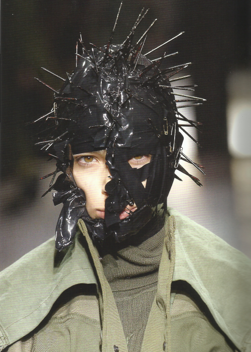 mariacarlabosscono:  details at Comme des Garçons Fall/Winter 2006 