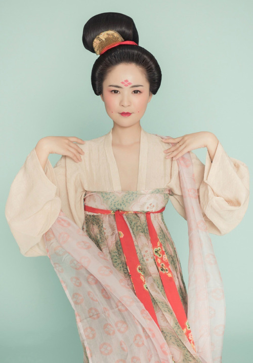 Traditional Chinese hanfu | Tang dynasty fashion by 春谷山房