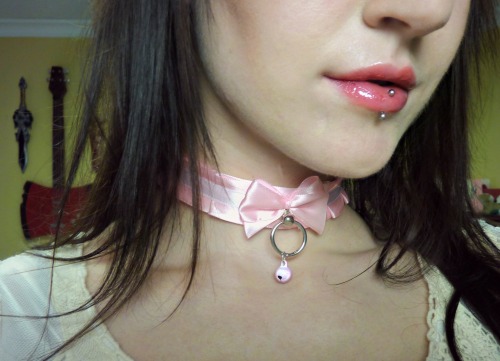 seeyou-upsidedown:  sorry but I’m just so in love with my new collar :x 