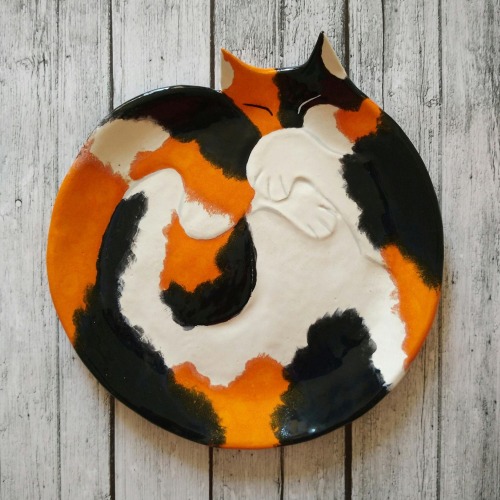 sosuperawesome:Cat Plates and Drawer PullsTaniko Ga on Etsy