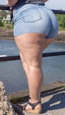 ssbbwluver:  seniorspicy69:  erronblack-tom:  Beautiful huge legs   👀👀  She has nice thick thighs and a ass to be eaten out 😋