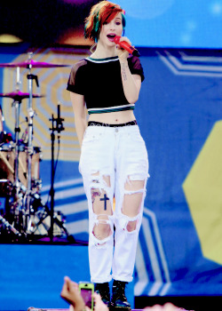 saintwilliams:  favourite hayley’s outfits [3/?]