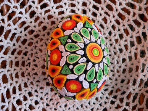 lamus-dworski:Pisanki (Polish Easter eggs) made in quilling technique.Created by danslo.