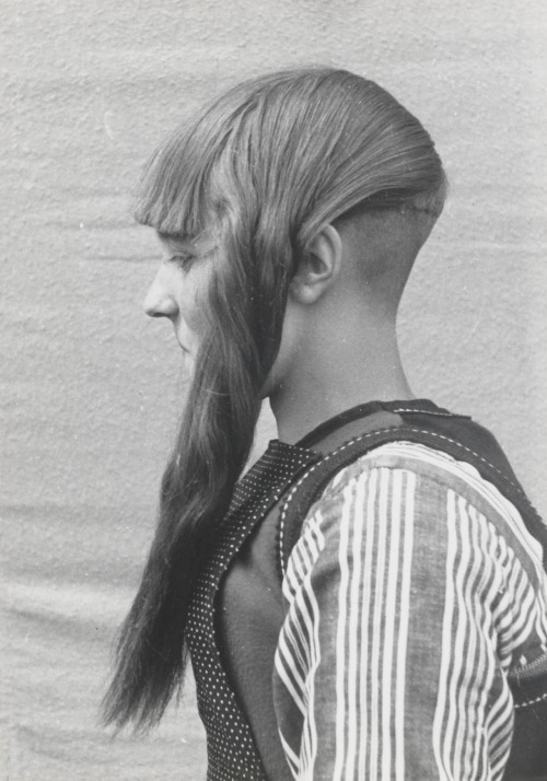 creaturesofcomfort: Haardracht Marken (Hair fashion from Marken, Netherlands). 1943 