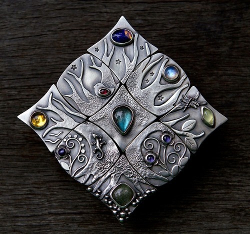 gazztron:  kattybats:  natural-magics:  “Connected“ by SpiralStone  “A collection of nine rings. Thi