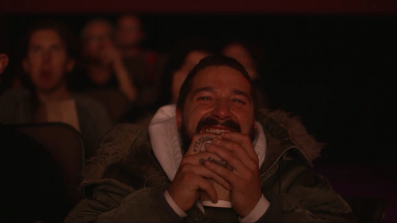 thekeyofreason:  small-yawn:  he’s so happy watching holes!!!  This is all I wanted