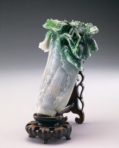 museum-of-artifacts:The jadeite cabbage, a piece of jadeite carved into the shape of a Chinese cabba