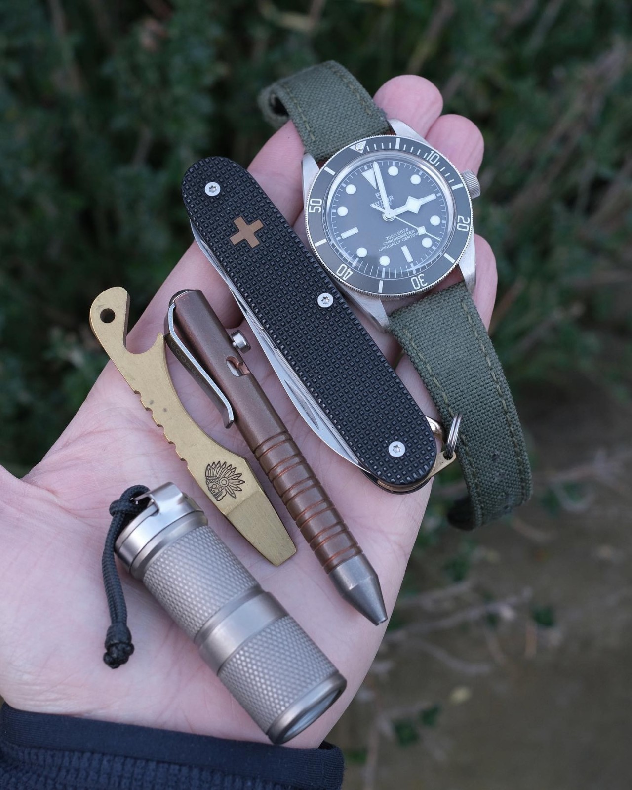 Monday handful in this quickly diminishing afternoon light.
.
.
#edccommunity #sakallday #everydaycarrygear #customsak #migpen #customgear #foursevens #copperedc #titaniumgear #titaniumedc #pocketdump #titaniumflashlight #edcgear #penknife #edcpen...