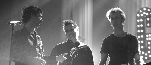 fellforgreenday:I’d love to know what were they laughing at… ♥