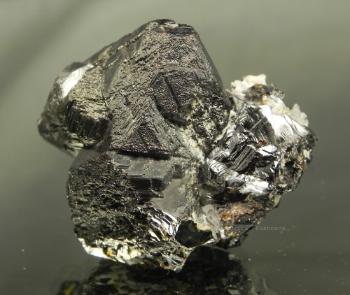lifestyle-minerals:Sphalerite and  calciteRussia, Primorsky Krai, Dalnegorsk Photo:  Ekate