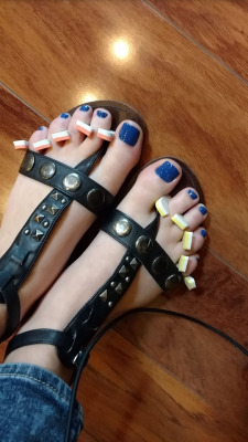 karathefootgoddess:  Fresh blue toes!!