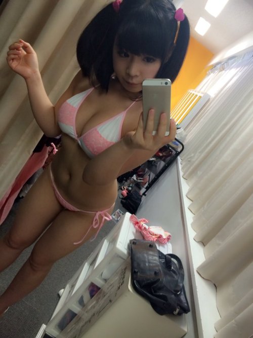 tokyobikiniline:  http://tokyobikiniline.club/tag/azunyan_chu にょー！！！ もうお昼だよー！！！  そういえば久しく水着着てないけど、11/15は撮影会らしい！！！ DVD争奪バトルの撮影会だって！！！  #グラドル自画撮り部