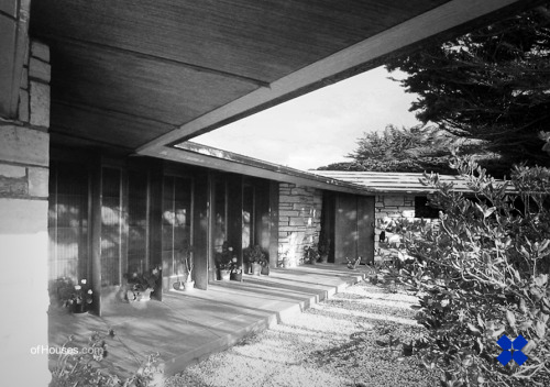 ofhouses:  257. Frank Lloyd Wright /// House for Mrs. Clinton Walker ///  Carmel, California, USA /// 1949 OfHouses guest curated by Raphael Zuber: “An archetype of an inside space.“(Photos: © Ezra Stoller, Alan Weintraub, Julius Shulman, Joel