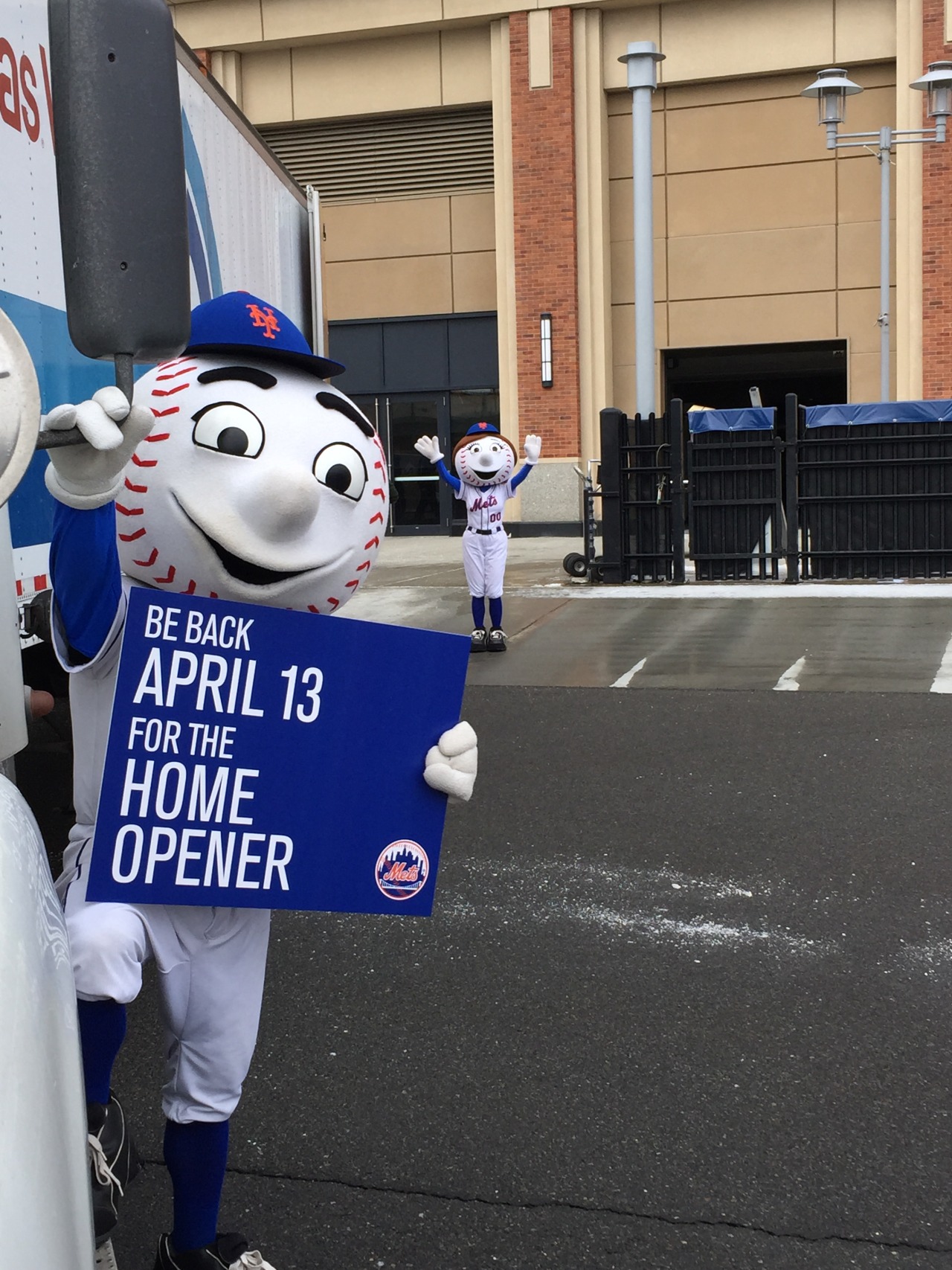 mets:  Happy Truck Day! Mr. and Mrs. Met helped pack up the team truck that’s headed