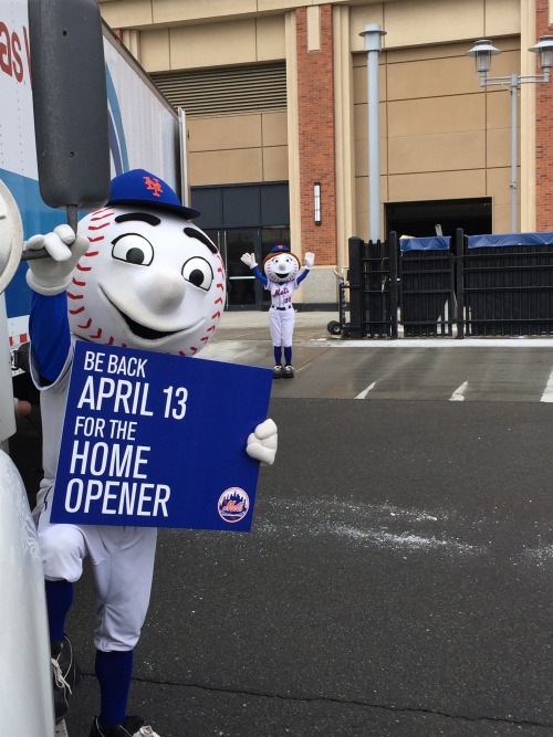 mets:  Happy Truck Day! Mr. and Mrs. Met helped pack up the team truck that’s headed to Port St. Lucie, Florida for Spring Training! 