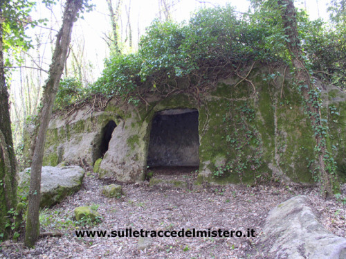 madamefarfalla:The Etruscan Pyramid or Altar of BomarzoNear Bomarzo there is a huge (8 x 16 meters) 