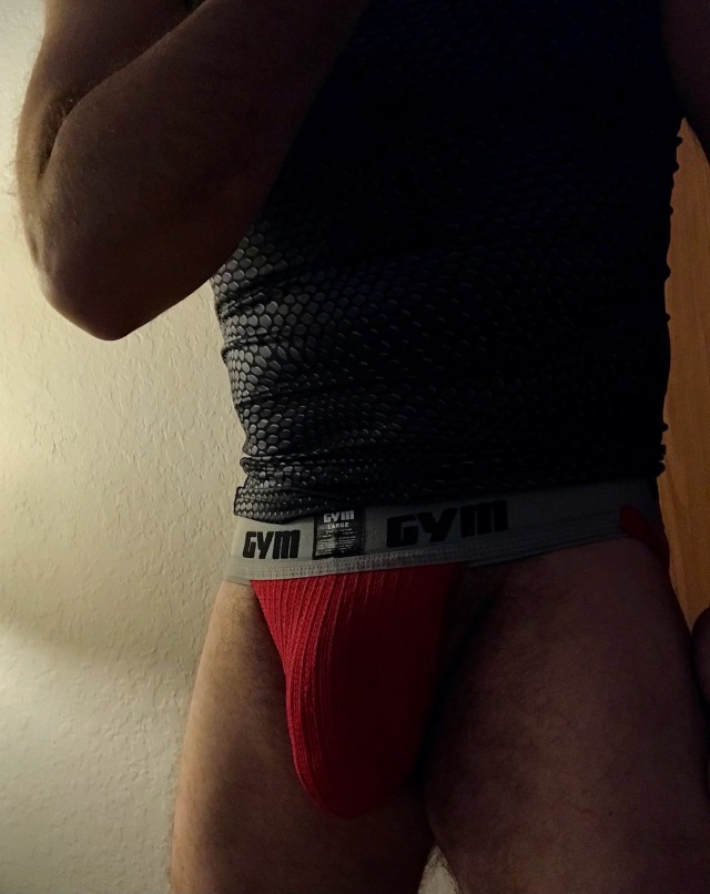 marrieddad1963:Jocked &amp; Loaded: Red PumpHave a handsome muscle boy on virtual control right now - making his Sir pumped. 