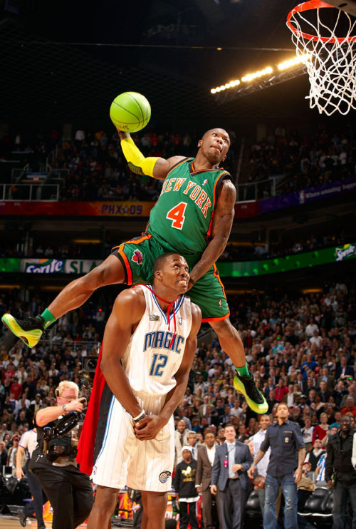 siphotos: Nate Robinson, donning a green uniform (complete with shoes and matching ball) to play the