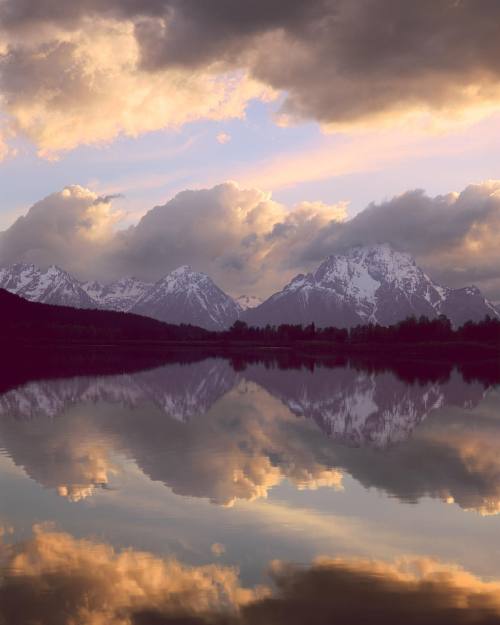 Grand TetonsCloud reflections and Mt Moran at the Oxbow Bend on the Snake River, Grand Teton Nationa