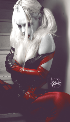 cosplayhotties:  Harley Quinn cosplay @PigeonFooShot and edited by @h-o-l-l-o-w-2-5 