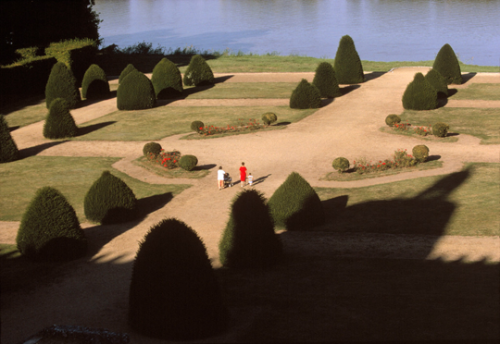 20aliens:Aquitaine region. Gironde department. The 17th century ‘Chateau de Vayres’ on the banks of 