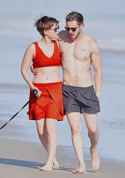 dailykmara:  Kate Mara and Jamie Bell enjoy a walk on the beach (September 04, 2015)