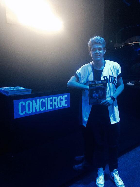 tabson1d:   @OneDirection’s @NiallOfficial courtside to watch the #FinalShowdown.