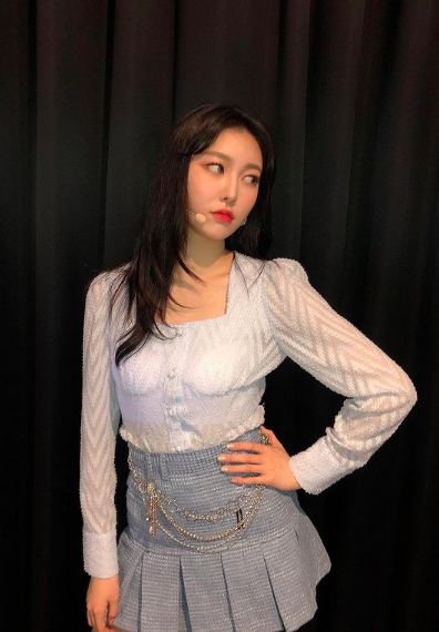 Momoland’s Jane on janeeexxyeon instagram wearing UGLY SHADOW FW20 square blouse in blue&