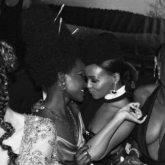penny-theunicorn:  siyeohns:    met gala 2014 // met gala 2019   I think everyone naturally looks like they’re in love with Lupita 😭   So beautiful 