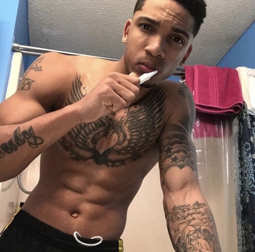 gotmelookintwice: cherrycherrycherrys: originalkind: sexnthecloset: IG: Teehardy12 Didn’t he g