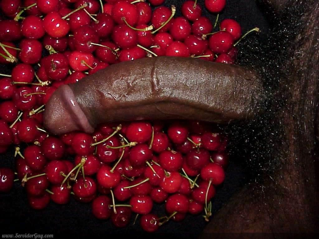 frenchrococolovesporn:  Pop my cherry   Cerises et chocolat humm !