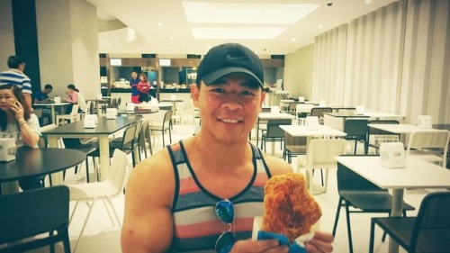 #Bangkok #Thailand: I enjoy eating a piece of fried chicken the size of my head This is a famous fra