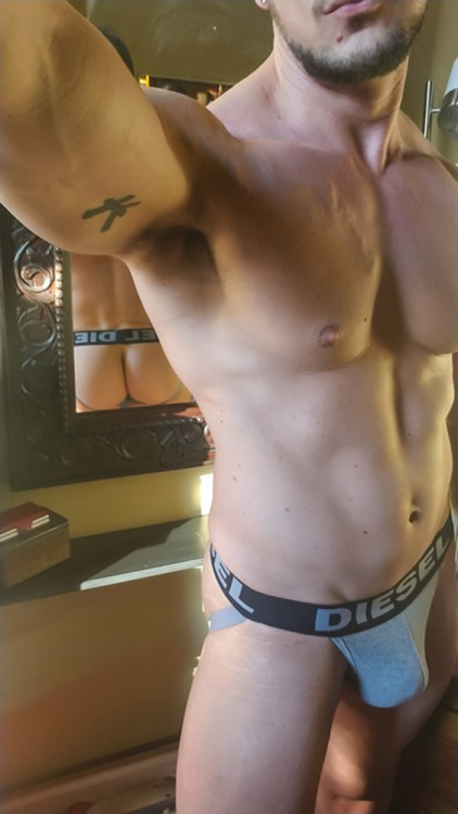 Gaymer Selfies - That’s one Lucky Nintendo Switch, Just look at that Muscle Body and that Bulge! 