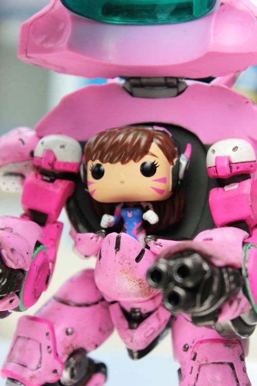 blastwerks: Funko Pop D.VA and Meka figure weathered. Great representation of from Overwatch!