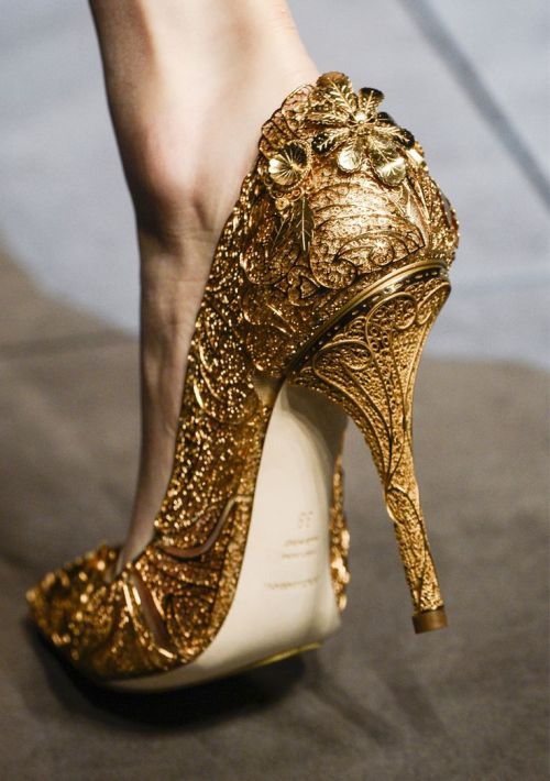 chasingrainbowsforever:Dolce and Gabbana Fall 2013 