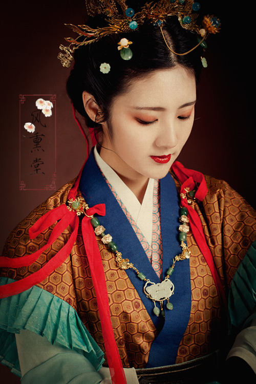 changan-moon:Traditional Chinese hanfu by 风熏堂 | Type: 半臂广袖交领襦裙