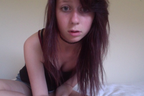 exovl:  fairiestears:Hello, im Elizabeth, as known as Liz. I’m a senior highschool student from New Zealand. I’m a computer geek because I do website design for my dad and I love anime! I run a mixed pale blog and I try to include anime gifs! You