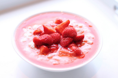 cinnahearts:  Oatmeal with strawberry sauce (by Kim Wassenaar)   