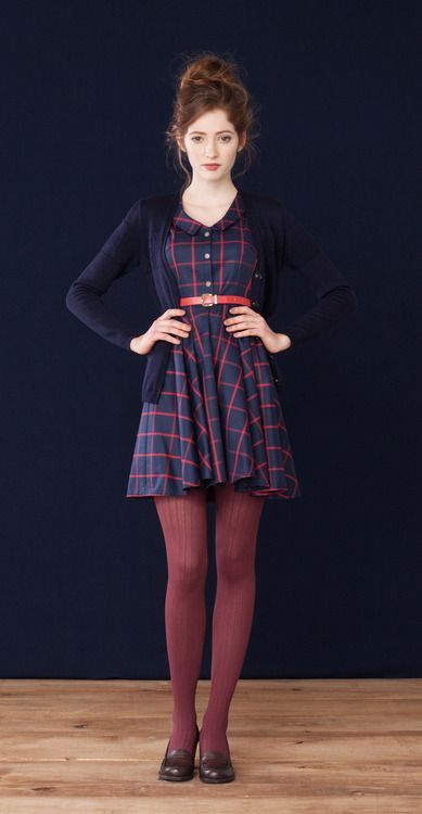 razumichin2: Navy blue cardigan, blue dress och maroon wool tights(via Pinterest: Upptäck och s