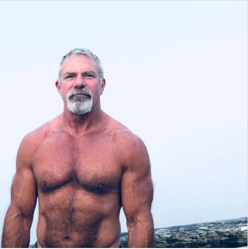 myhairymaturemanlove:  pryopendaddyscheeks73:  Gay CraigslistLive DaddiesDaddy Sex SimulatorGrow Your Cock    😍