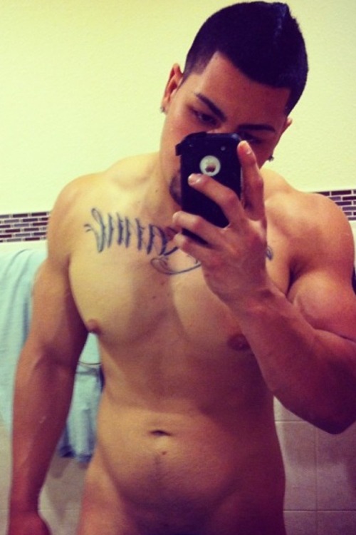 mascdesires:  WOW! He’s incredibly sexy!