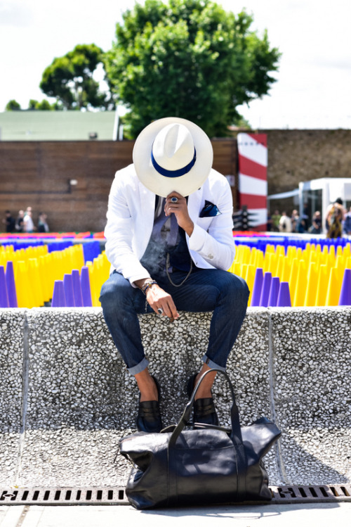 gmenweardaily:    ‪#‎Pitti88‬ Day 1 featuring GWD’s editor in chief relaxing on the infamous Pitti wall. ph. shootingthestyleGWD |Gentlemen’s |Wear |DailyYour daily inspiration reference for mens style and elegance  