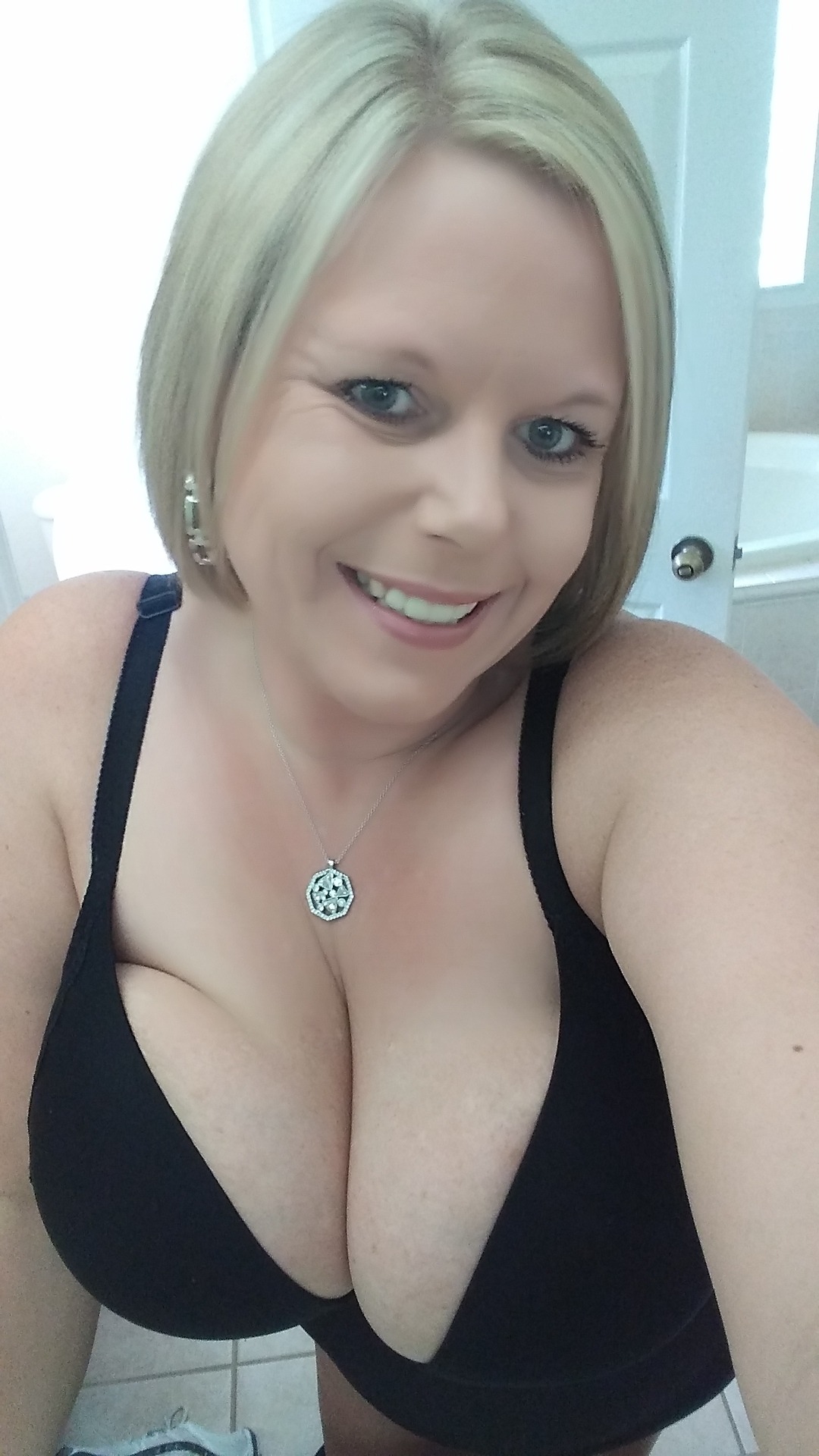 frkysexymom33:Thursday selfie fun!!! 😁🙊🙉🙈