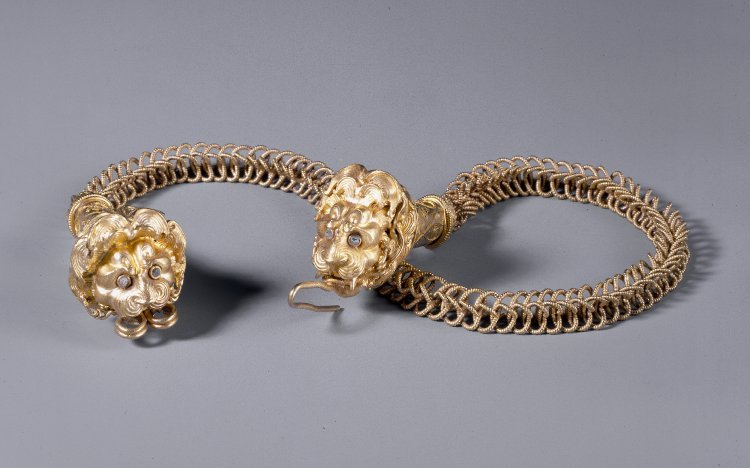 theancientwayoflife:~ Gold necklace with lion-headed terminals. Date Created: ca.