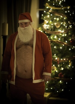 beergutbear:  chubbyaddiction: stockyblokesandrealmen: it said one size fits all on the pack. like fuck it does :-) looks perfect…   I bet his sack is bulging! 🤗🎅🏻😜